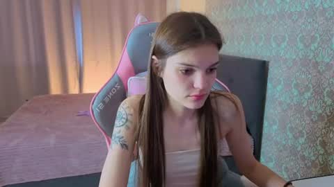 Snapshot of magic_shy chatting on 07-25-26, 01:36 Merry online show from 07-25-26, 01:36