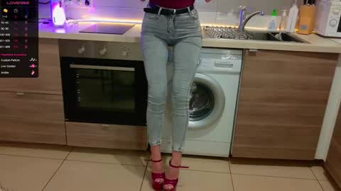 Snapshot of magiclovexo chatting on 11-22-25, 01:43 MagicLove online show from 11-22-25, 01:43