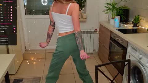 Snapshot of magiclovexo chatting on 11-30-25, 03:49 MagicLove online show from 11-30-25, 03:49