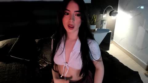 Snapshot of magieethomson chatting on 09-25-25, 09:18 magieethomson online show from 09-25-25, 09:18