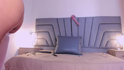 maia_520 online show from 12-17-25, 06:47