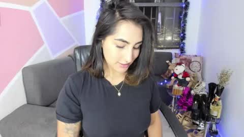 Snapshot of maiaconnor chatting on 12-14-25, 12:05 online show from 12-14-25, 12:05