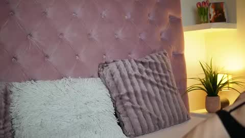 Snapshot of maiamini chatting on 10-25-25, 11:32 Maia online show from 10-25-25, 11:32