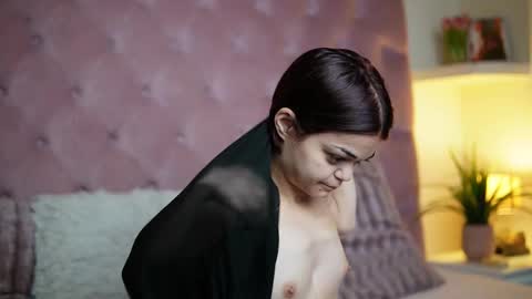 Snapshot of maiamini chatting on 10-29-25, 10:33 Maia online show from 10-29-25, 10:33