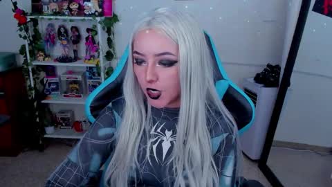 Snapshot of makii_33 chatting on 11-23-25, 11:37 ... ... online show from 11-23-25, 11:37