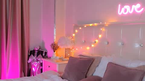 Snapshot of maksine chatting on 01-12-26, 03:56 Lia online show from 01-12-26, 03:56