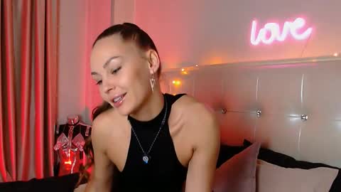 Snapshot of maksine chatting on 02-07-26, 01:42 Lia online show from 02-07-26, 01:42