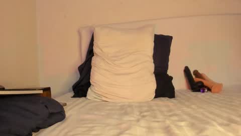 Snapshot of malarivera chatting on 03-12-25, 07:49 Laura online show from 03-12-25, 07:49