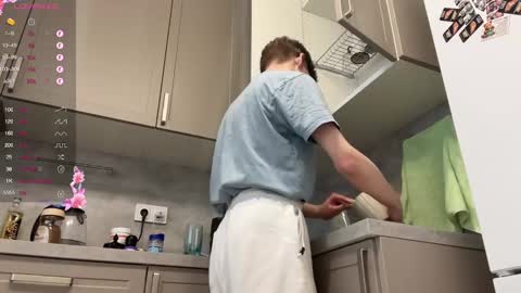 Snapshot of malcolm_yang chatting on 02-08-25, 01:11 Tom and Mark 3 online show from 02-08-25, 01:11