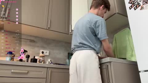 Snapshot of malcolm_yang chatting on 02-10-25, 10:42 Tom and Mark 3 online show from 02-10-25, 10:42