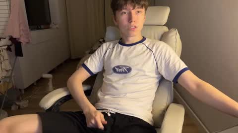 Snapshot of malcolm_yang chatting on 11-01-25, 04:09 Tom and Mark 3 online show from 11-01-25, 04:09