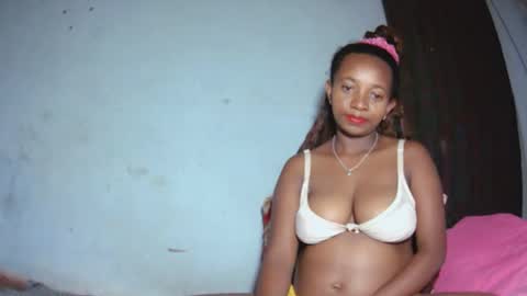 Snapshot of malinah01 chatting on 09-29-25, 05:18 malinah01 online show from 09-29-25, 05:18