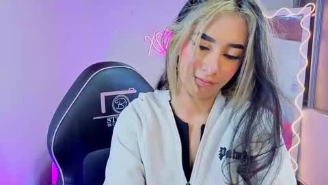 Malory  online show from 11-21-25, 07:01