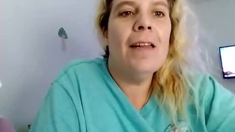 Snapshot of mandilube39 chatting on 01-06-25, 04:04 mindy22 online show from 01-06-25, 04:04