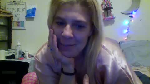 Snapshot of mandilube39 chatting on 02-02-25, 02:06 mindy22 online show from 02-02-25, 02:06