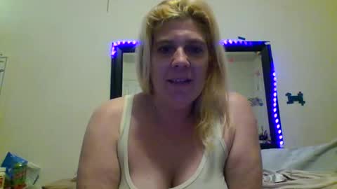 Snapshot of mandilube39 chatting on 02-06-25, 07:56 mindy22 online show from 02-06-25, 07:56