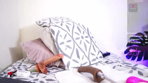 Snapshot of mandy_l33_ chatting on 02-17-25, 01:04 mandy_l33_ online show from 02-17-25, 01:04