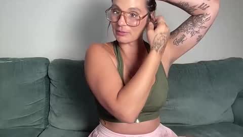 Mandy online show from 10-22-25, 01:28