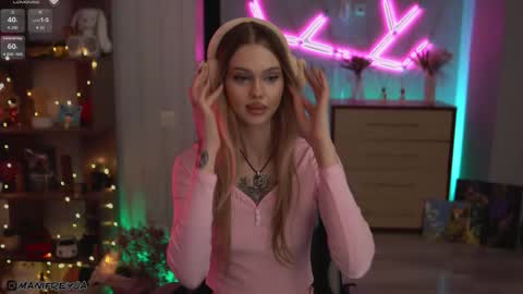 Snapshot of manifreyja chatting on 11-21-25, 01:59 Amelie online show from 11-21-25, 01:59