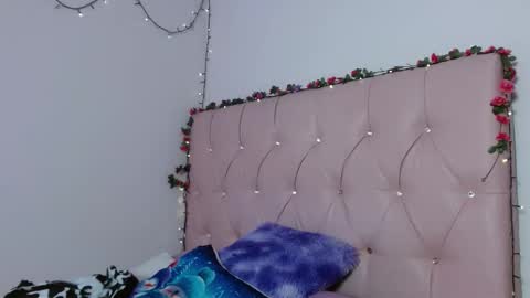 Snapshot of manumeow_ chatting on 12-15-25, 09:19 Manu online show from 12-15-25, 09:19