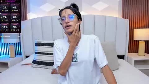 Aitana online show from 11-22-25, 01:59