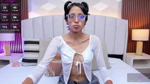 Aitana online show from 11-25-25, 01:49