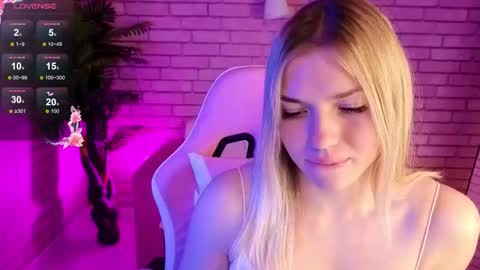 Snapshot of margo_robbbie chatting on 11-19-25, 01:55 margo_robbbie online show from 11-19-25, 01:55