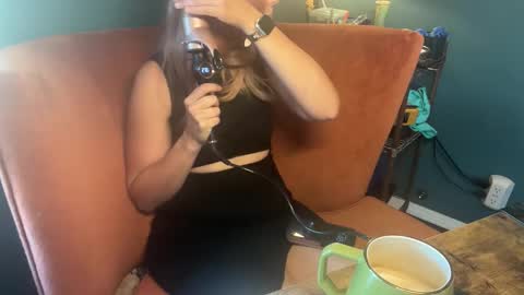 Elle online show from 11-06-25, 01:45