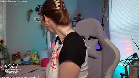 Snapshot of margotdiamond chatting on 10-17-25, 03:03   online show from 10-17-25, 03:03