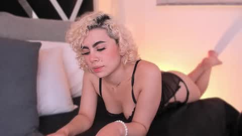 Snapshot of marian_pinzon chatting on 09-18-25, 02:57 Marian online show from 09-18-25, 02:57