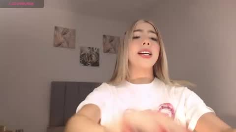Snapshot of mariana_es chatting on 06-14-26, 10:56 Mariana online show from 06-14-26, 10:56