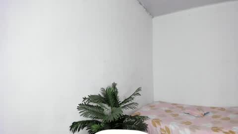 Snapshot of mariana_laurent1 chatting on 05-23-26, 05:12 Mariana online show from 05-23-26, 05:12