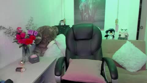 Mariana Lopez online show from 02-23-25, 05:12