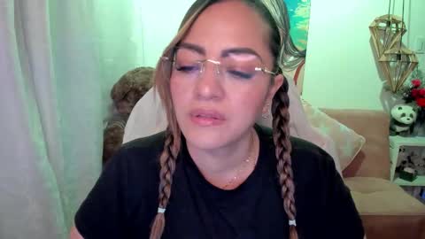 Mariana Lopez online show from 10-05-25, 01:04