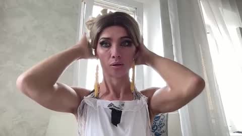 Snapshot of maridekoks chatting on 10-15-25, 09:53 Mari online show from 10-15-25, 09:53