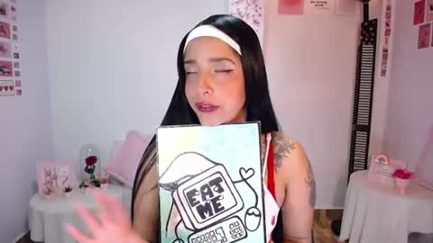 Snapshot of marie_daved chatting on 06-17-26, 05:32 Nicolle online show from 06-17-26, 05:32