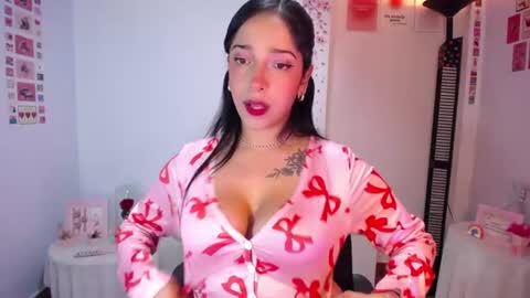 Snapshot of marie_daved chatting on 07-20-26, 05:44 Nicolle online show from 07-20-26, 05:44