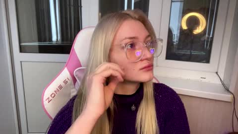 Snapshot of mariellesockwell chatting on 02-27-26, 08:14 Hey Im Ash I think together we can hit first 10 thumbs up online show from 02-27-26, 08:14