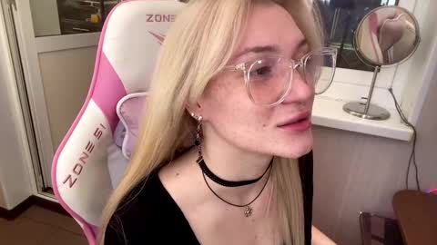 Snapshot of mariellesockwell chatting on 03-01-26, 07:43 Hey Im Ash I think together we can hit first 10 thumbs up online show from 03-01-26, 07:43