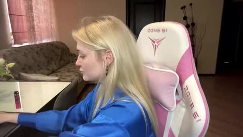 Snapshot of mariellesockwell chatting on 03-06-26, 10:23 Hey Im Ash I think together we can hit first 10 thumbs up online show from 03-06-26, 10:23