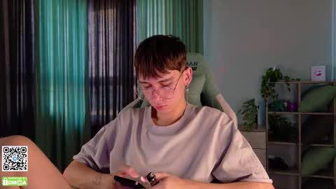 Snapshot of mark_safr chatting on 11-16-25, 03:23 Mark online show from 11-16-25, 03:23