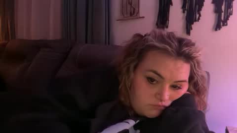 Snapshot of maroon_moon chatting on 12-14-25, 02:17 maroon_moon online show from 12-14-25, 02:17