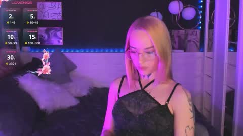 marquise_villaret online show from 03-08-26, 05:44