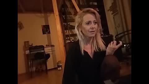 Snapshot of marrygorund chatting on 01-19-25, 03:39 MaryGoRound online show from 01-19-25, 03:39