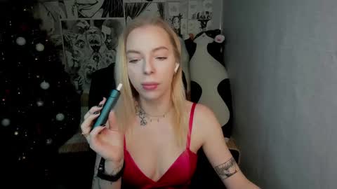 Snapshot of martha_cameron chatting on 12-17-24, 08:10 Martha Cameron online show from 12-17-24, 08:10