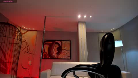 Snapshot of martinnabonnet chatting on 02-17-25, 10:29 Martinna Bonnet online show from 02-17-25, 10:29