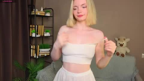 Snapshot of marycalder chatting on 05-04-26, 12:28 Mary online show from 05-04-26, 12:28