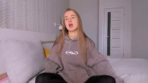 Snapshot of marylee_21 chatting on 10-28-25, 07:01 Mari online show from 10-28-25, 07:01