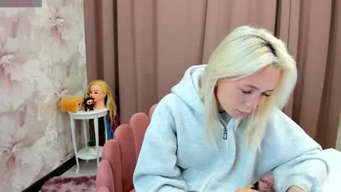 Snapshot of maryy_senn chatting on 10-14-25, 02:56 Luucy UTC1 Mon Tue Wed Thu Fri 0500-1130 online show from 10-14-25, 02:56