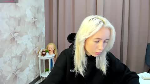 Snapshot of maryy_senn chatting on 10-27-25, 02:37 Luucy UTC1 Mon Tue Wed Thu Fri 0500-1130 online show from 10-27-25, 02:37